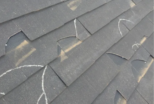 劣化している屋根材