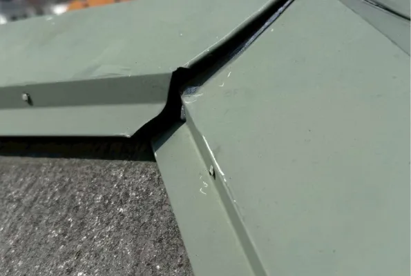 屋根の棟板金が浮いている様子