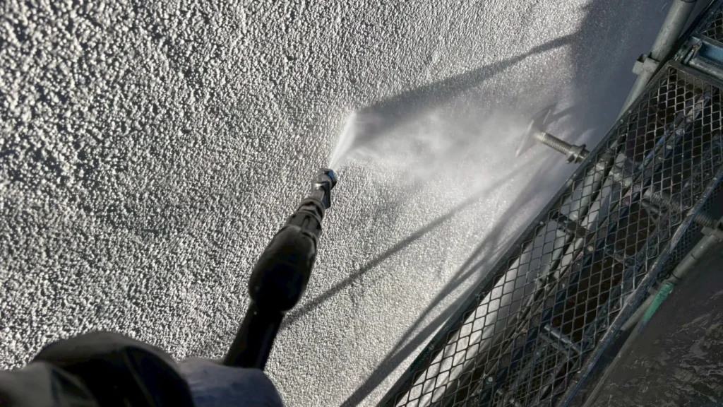 外壁塗装前の洗浄の様子