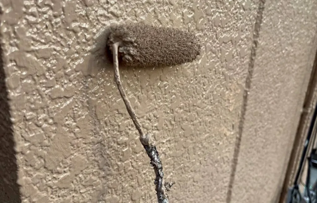 外壁塗装中（上塗り）の様子