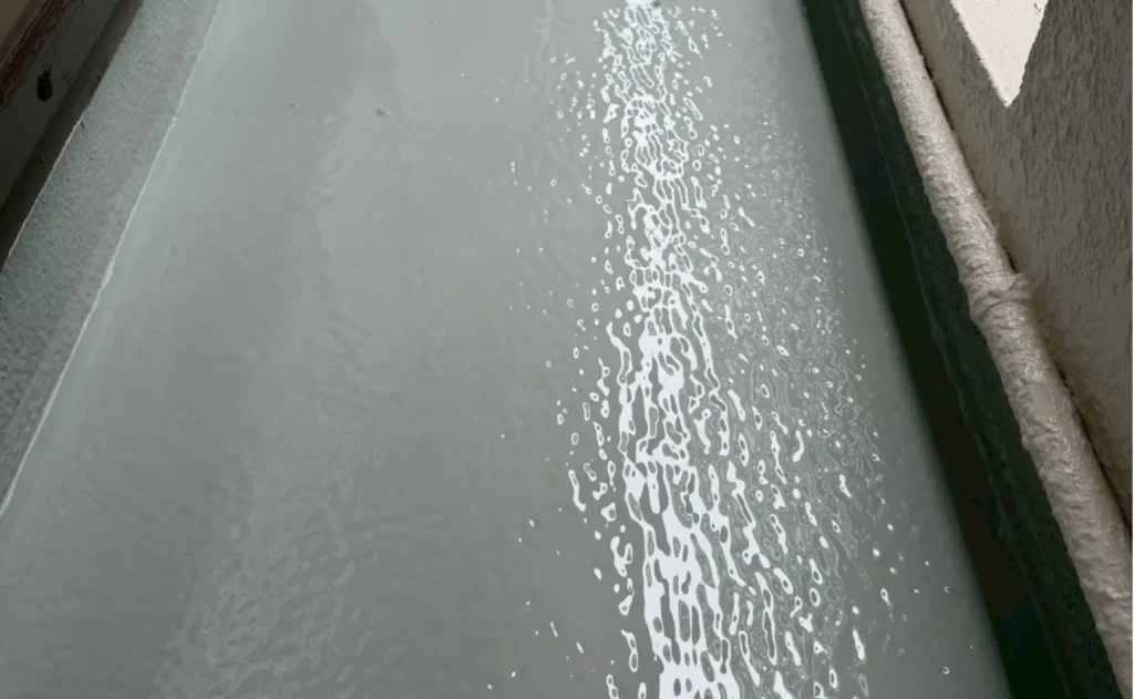 川越市のベランダ防水工事でウレタン防水材2回目を施工している様子
