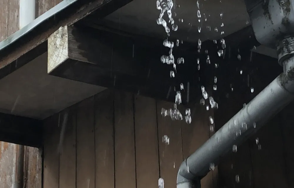 破損して水が漏れている雨樋