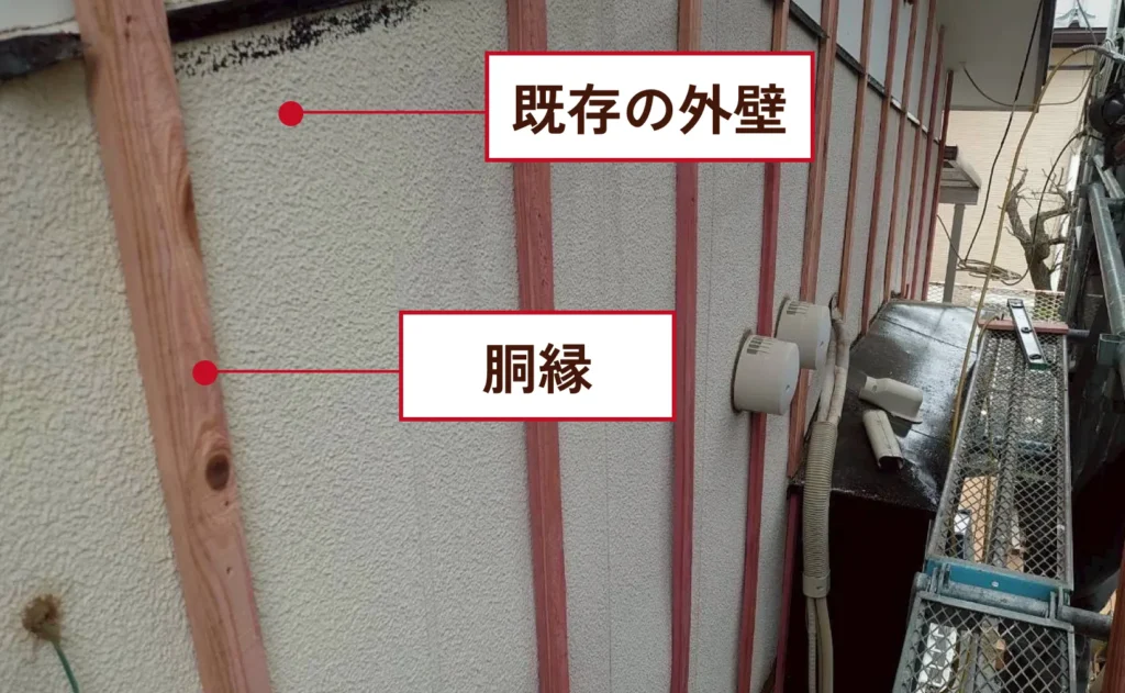 胴縁を取り付ける作業中の写真(狭山市)