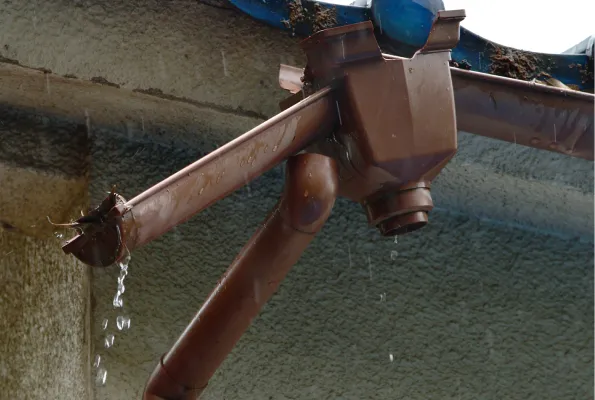 雨どいから水があふれる・破損
