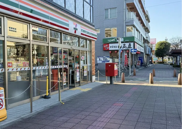 鶴ヶ島駅西口の近くにあるセブンイレブンを曲がる様子