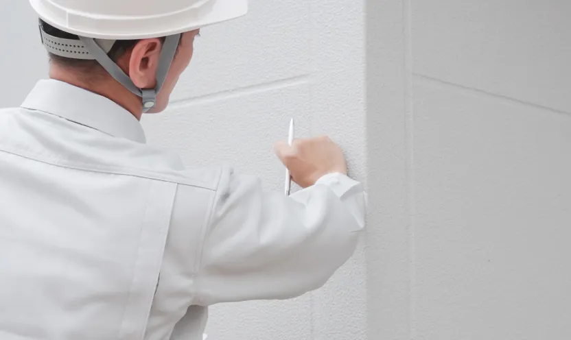 外壁の診断をする診断士