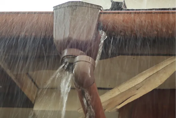 雨どいから水があふれている様子