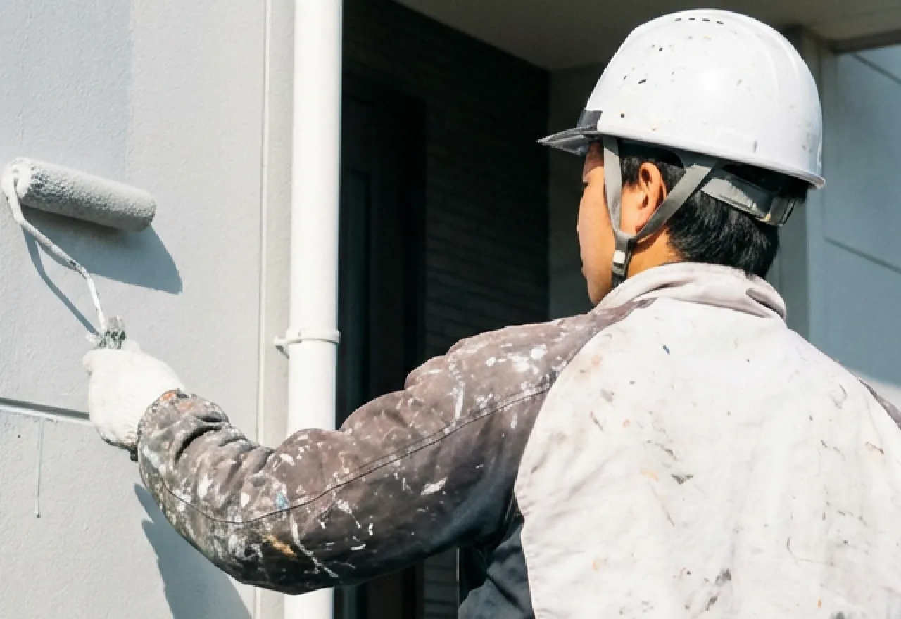 家を塗る外壁塗装士