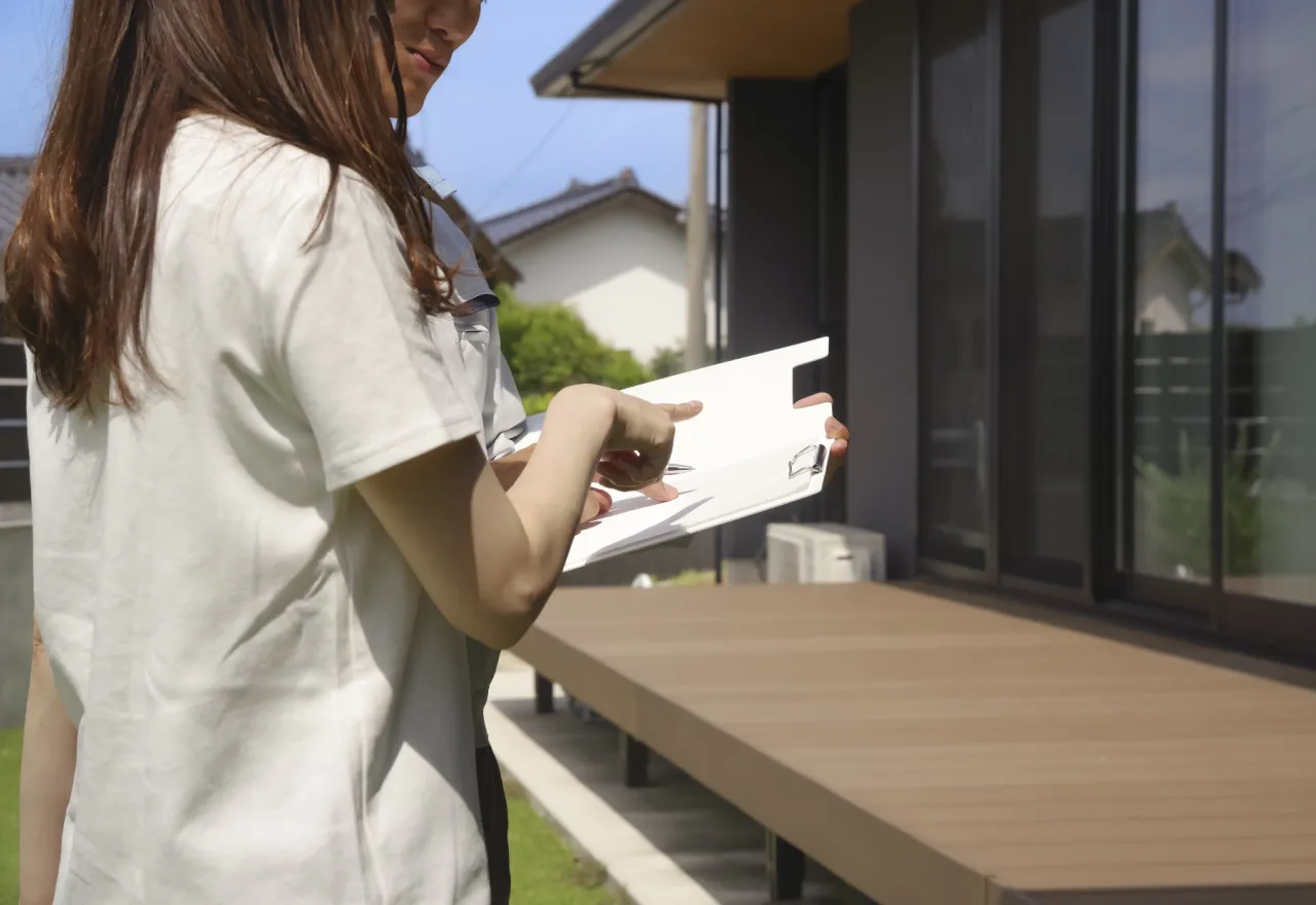 外壁塗装の診断をする様子