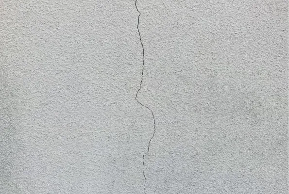 ひび割れが前より広がっている