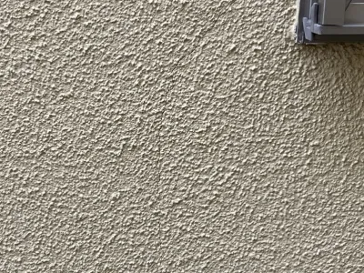外壁にひび割れが起こる主な原因の一つ経年劣化
