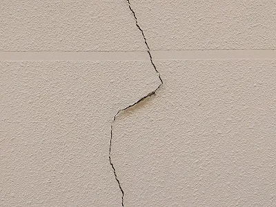 外壁にひび割れが起こる主な原因の一つ地震・強風による負担