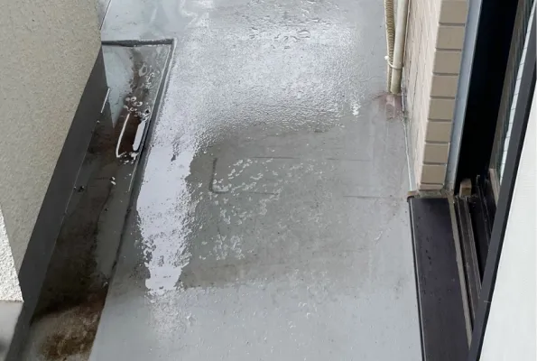 雨のあと水たまりが残る