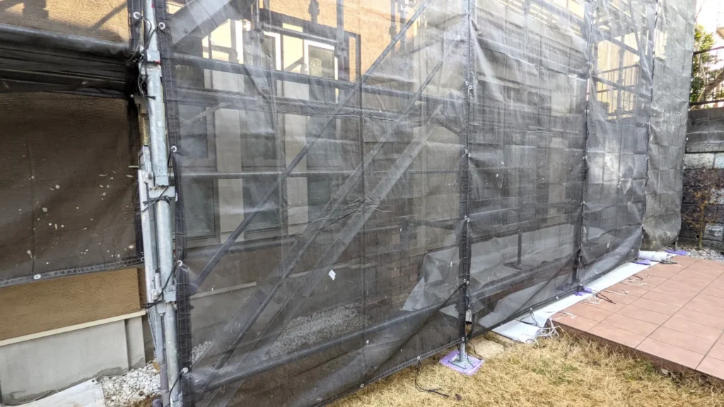 塗装工事前の足場設置完了後の様子