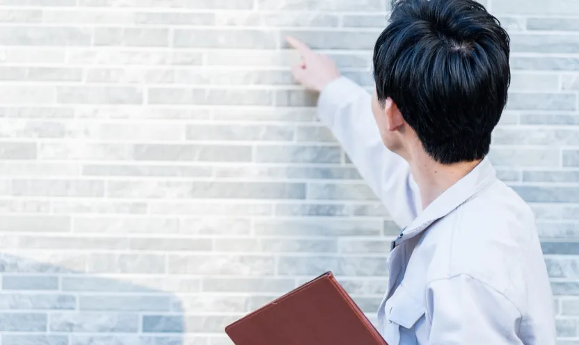 外壁を診断する診断士