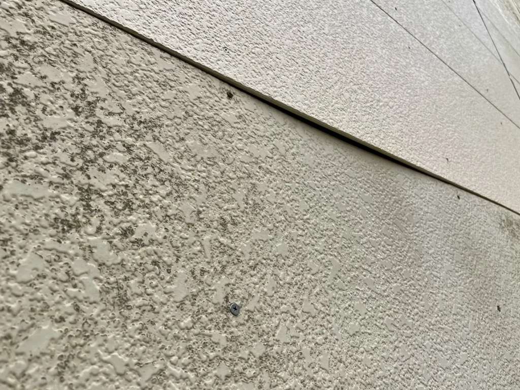 外壁の劣化症状の外壁材の浮き