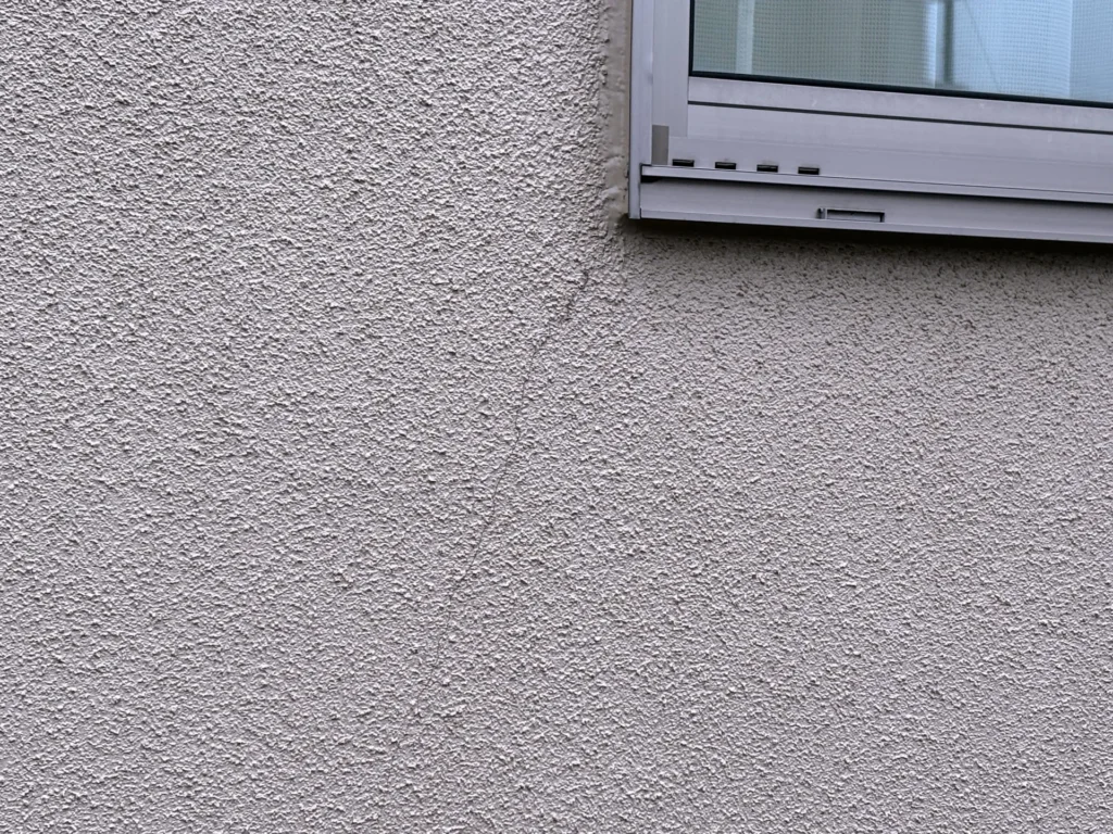 サッシ付近の外壁のひび割れ