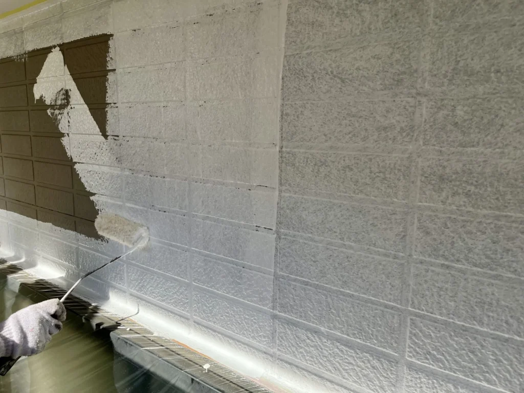 外壁塗装での下塗りをしている様子