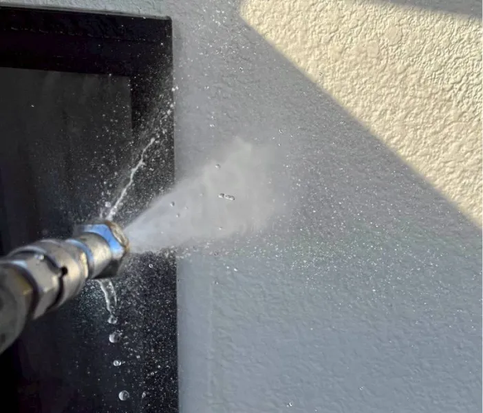 外壁塗装前の高圧洗浄作業の様子（川越市）