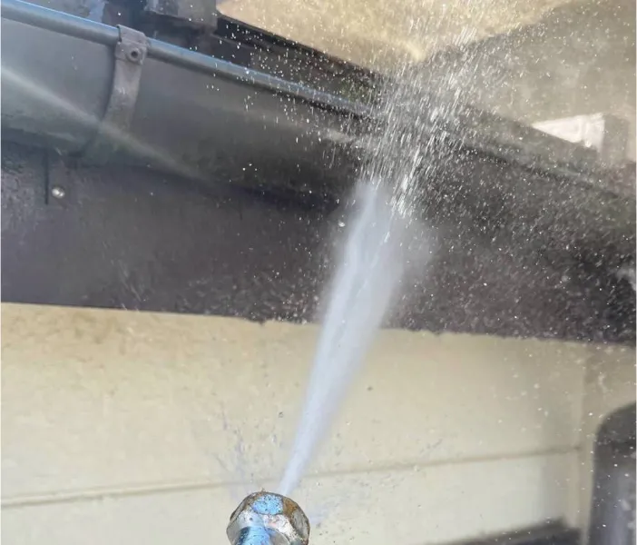 外壁塗装前の高圧洗浄作業の様子（川越市）