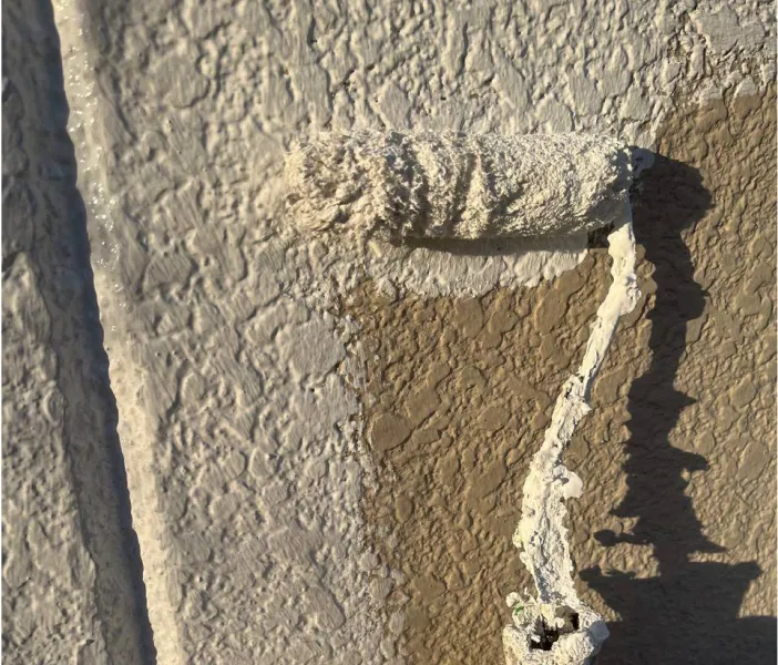 外壁塗装の下塗り作業の様子（川越市）