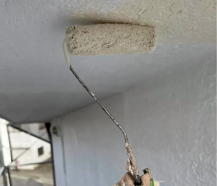 外壁塗装の中塗り作業の様子（川越市）