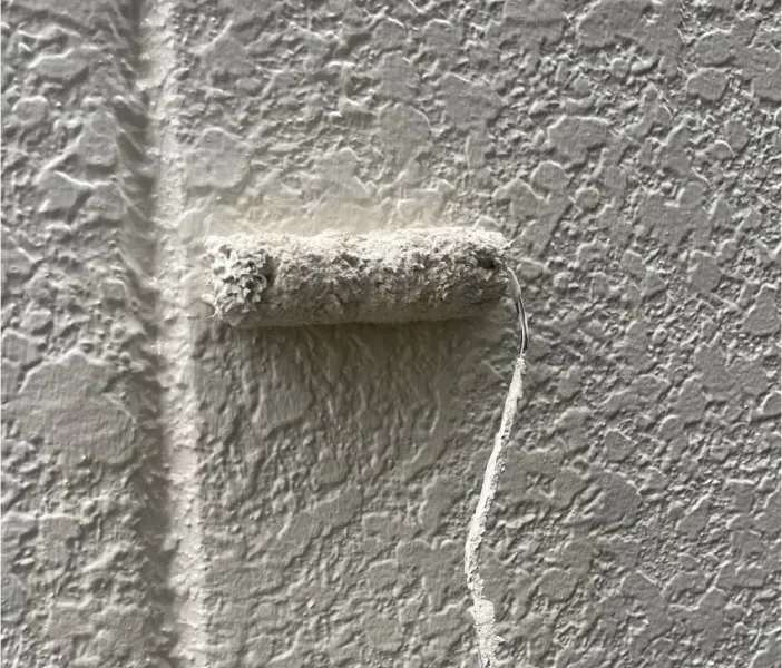 外壁塗装の上塗り作業の様子（川越市）