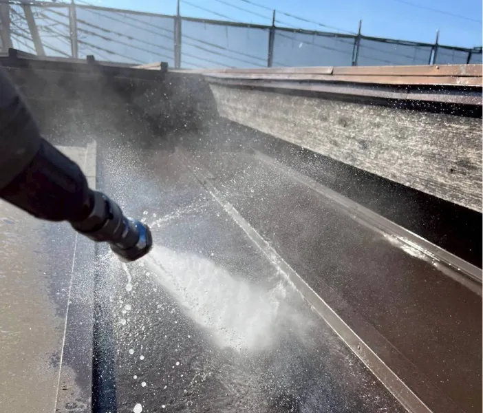 屋根塗装の洗浄作業の様子（川越市）