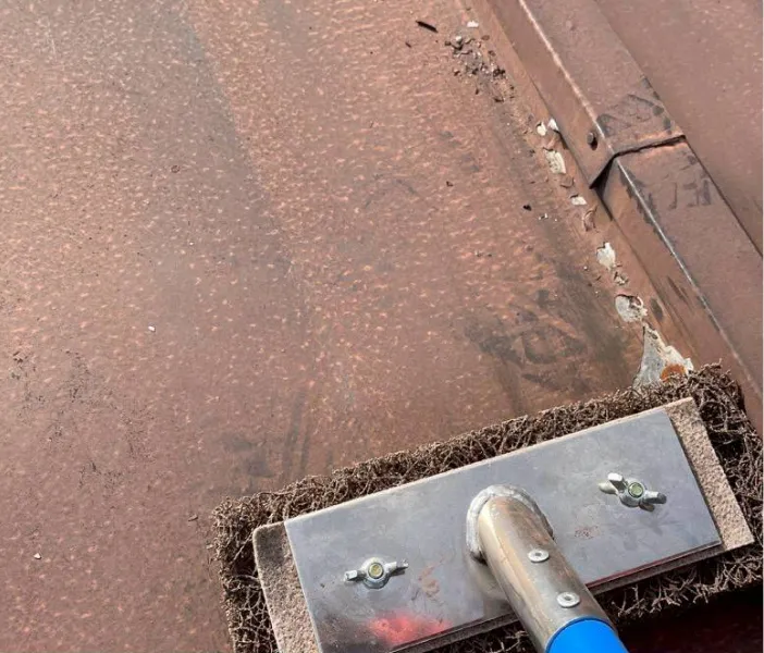 屋根塗装前のケレン作業の様子（川越市）