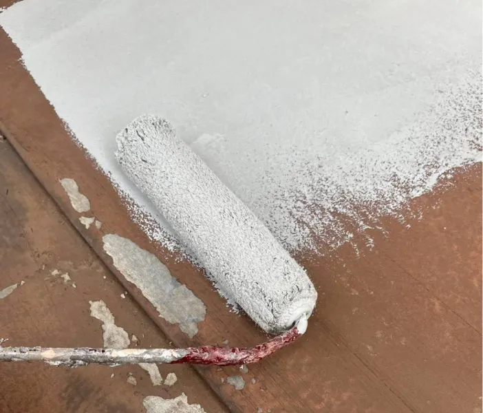 屋根塗装の下塗り作業の様子（川越市）