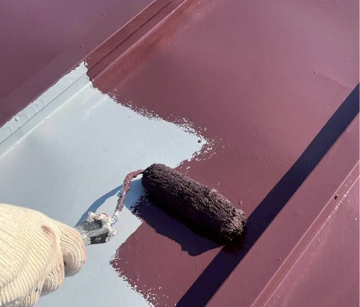 屋根塗装の中塗り作業の様子（川越市）