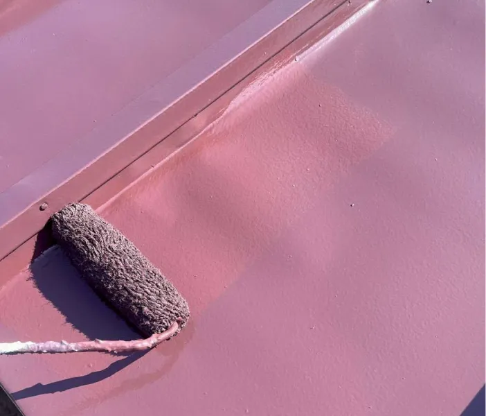 屋根塗装の上塗り作業の様子（川越市）