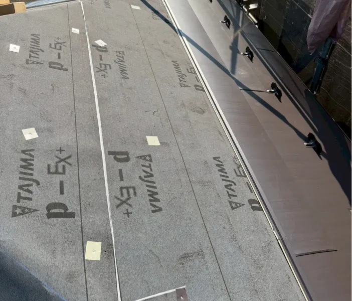 屋根カバー工法施工にて屋根材を取り付けている様子（川越市）