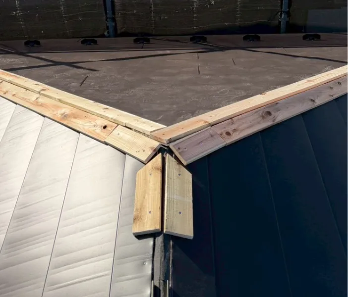 屋根カバー工法施工にて貫板を取り付けている様子（川越市）