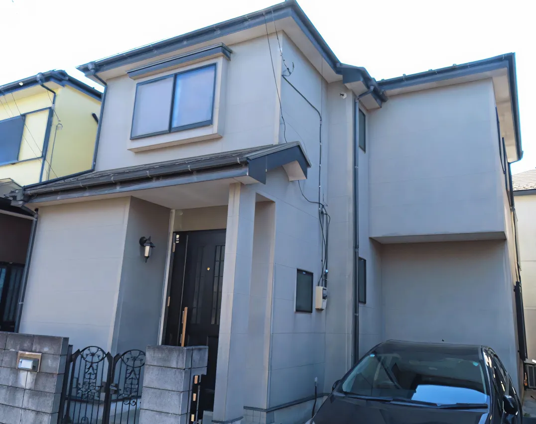 【川越市・Y様邸】外壁塗装でカラーをガラッと変更！屋根カバー工法も行い長持ちするお住まいへの施工前の写真