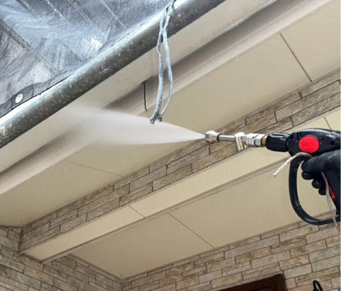 外壁塗装前の高圧洗浄作業の様子（坂戸市）