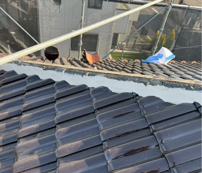 漆喰補修工の棟戻し前の様子（坂戸市）