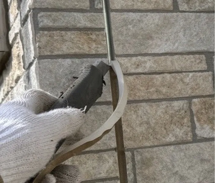 既存コーキング撤去の様子（坂戸市）