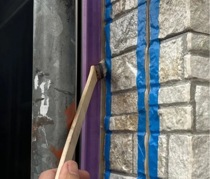 コーキング打ち替え工事のプライマー塗布の様子（坂戸市）