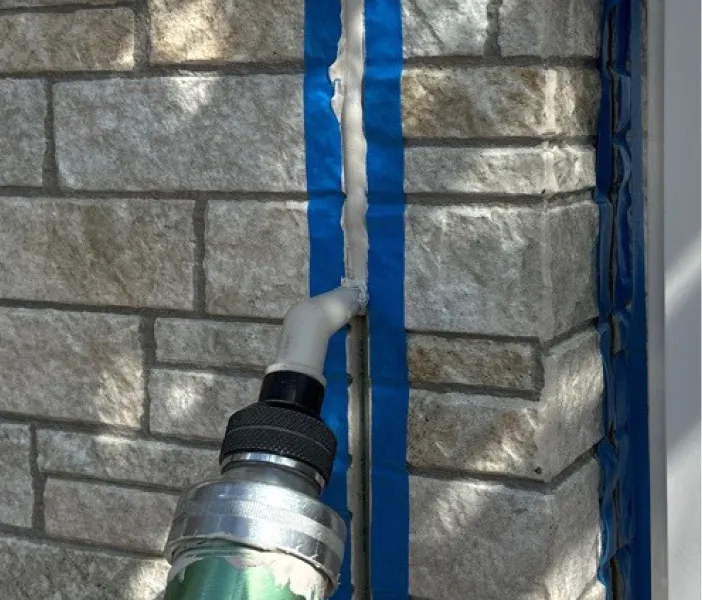 コーキング打ち替え工事の充填の様子（坂戸市）