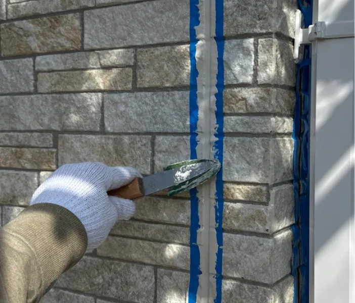 コーキング打ち替え工事のならしの様子（坂戸市）