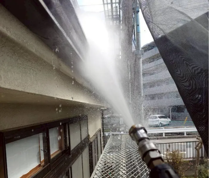 外壁塗装前の洗浄作業の様子（鶴ヶ島市）