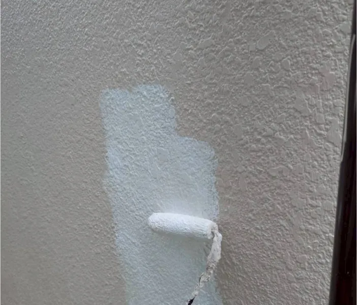 外壁塗装の下塗り作業の様子（鶴ヶ島市）