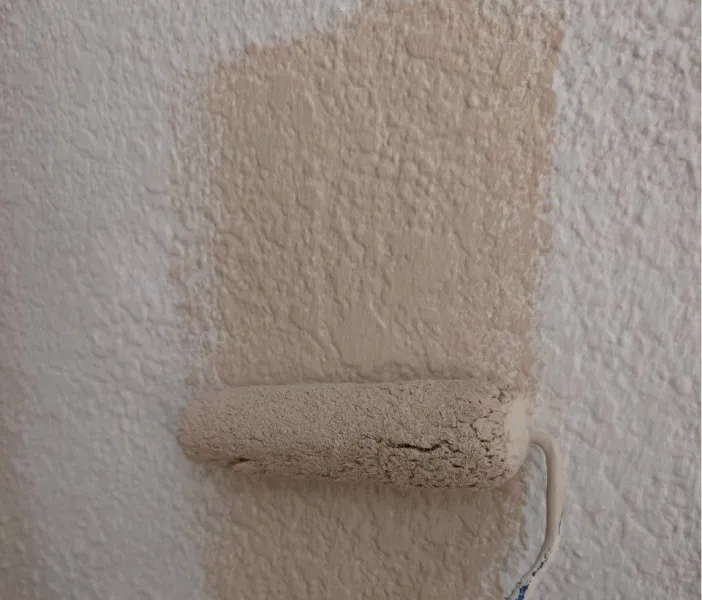 外壁塗装の中塗り作業の様子（鶴ヶ島市）