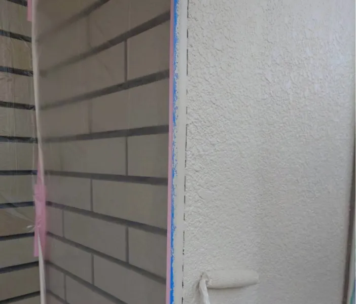 外壁塗装の上塗り作業の様子（鶴ヶ島市）