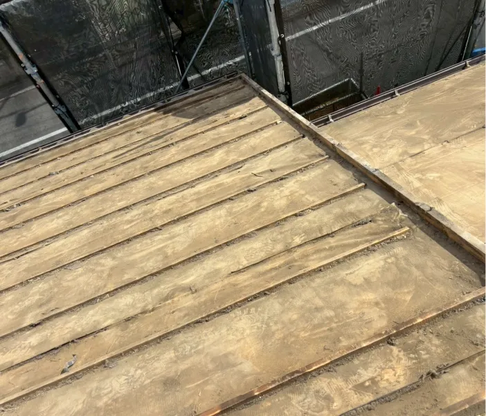 屋根葺き替え工事の既存屋根撤去後の様子（鶴ヶ島市）