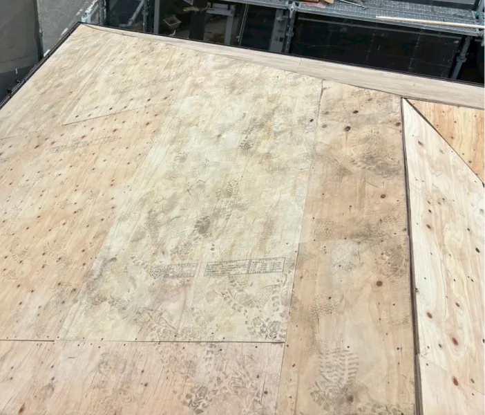 屋根葺き替え工事の野地板設置の様子（鶴ヶ島市）