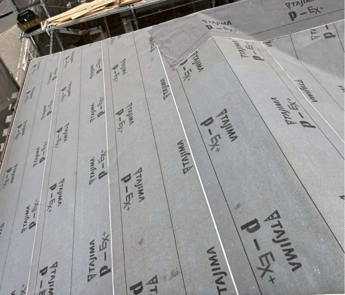 屋根葺き替え工事の防水シートの敷設の様子（鶴ヶ島市）