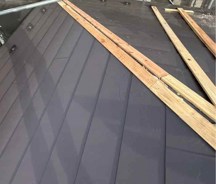 屋根葺き替え工事の屋根材施工・棟下地設置の様子（鶴ヶ島市）