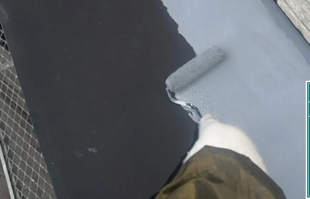 庇の錆止め施工中の様子